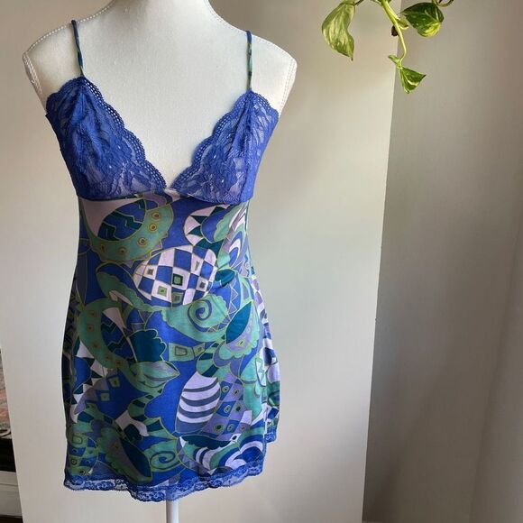 Victoria’s Secret Lace Camisole Slip - Picture 2 of 11